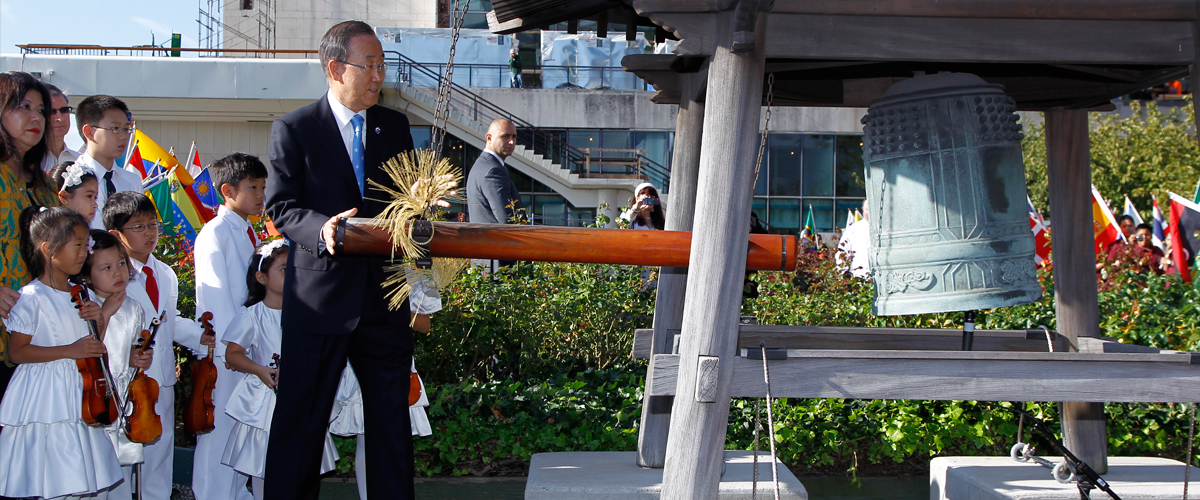 الأمين العام، بان كي - مون يقرع جرس السلام في الاحتفال السنوي ليوم السلام الدولي في مقر الأمم المتحدة (21 أيلول/سبتمبر)