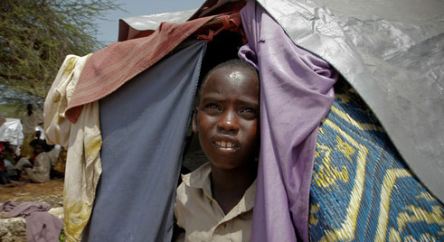 (صبي صومالي في مستوطنة للنازحين في مقديشو، بالصومال)