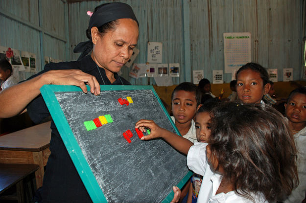 Professora e alunos numa escola em Tibar, Timor-Leste. Foto: Banco Mundial/João dos Santos