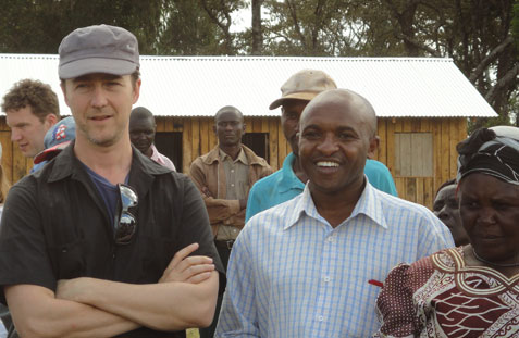 إدوارد نورتن في زيارة ميدانية إلى كينيا
