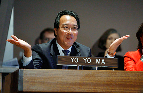 يو - يو ما  يتقابل مع الشباب في الأمم المتحدة