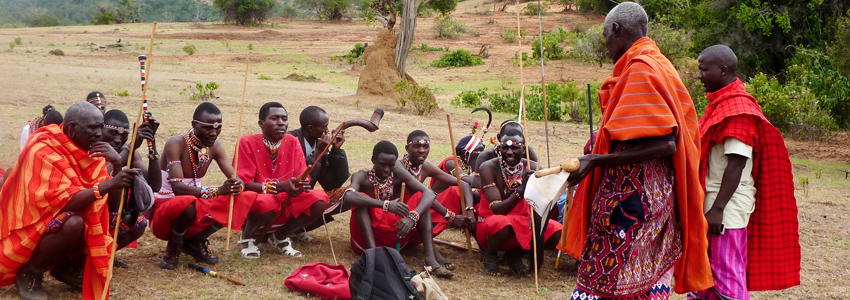 Des membres d’un groupe de chanteurs traditionnels Masaï, Kenya.
