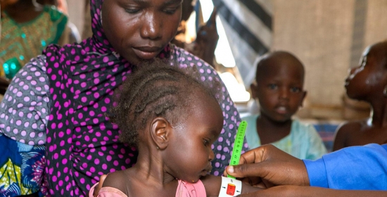 Un dépistage nutritionnel pour les enfants du camp de déplacés de Dalori, dans la ville de Maiduguri, dans l’Etat de Borno, au nord-est du Nigéria. Photo: UNICEF / Esiebo