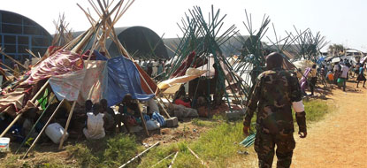 Des civils tentent de s'abriter sous des tentes de fortune