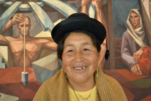 Angela Chishlua Palomino, una indígena Quechua de la comunidad Diego Tapara en Puno, Perú.