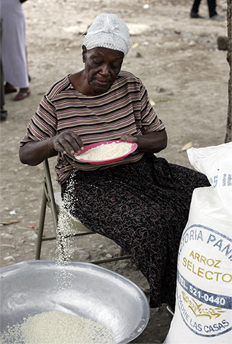 Una mujer limpiando arroz