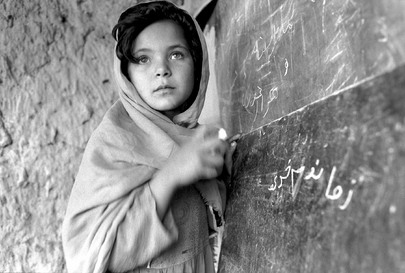 Una joven afgana asiste a clase en una escuela financiada por UNICEF. Foto ONU.