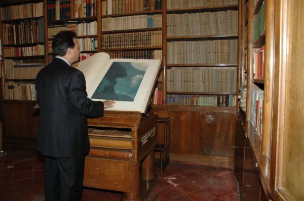 Abdul Waheed Khan visits the Biblioteca Malatestiana, Cesena, Italy