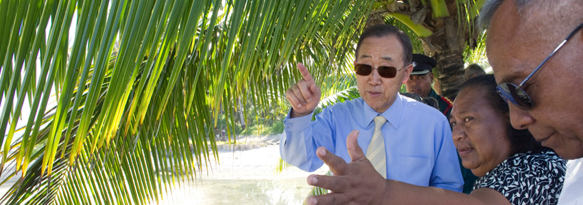 Secretary-General Ban Ki-moon talks to island people
