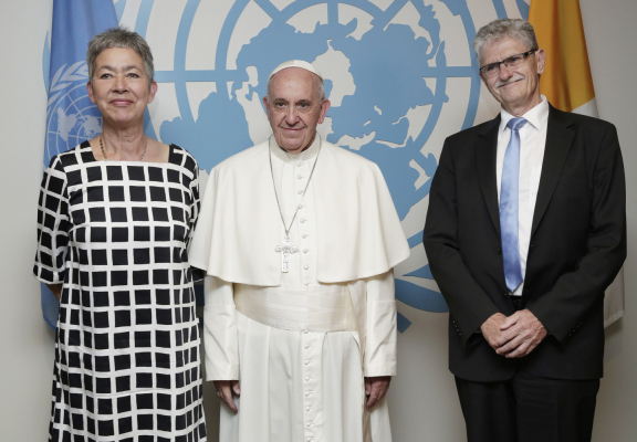 Mogens Lykketoft (right), President of the seventieth session of the General Assembly, and his wife, Mette Holm, meet with Pope Francis during the pontiff's visit to UN headquarters.