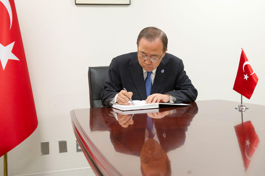 Secretary-General Ban Ki-moon signs a book of condolences at the Permanent Mission of Turkey the United Nation, on the loss of lives as a result of the 28 June terrorist attack in Istanbul. UN Photo/Rick Bajornas