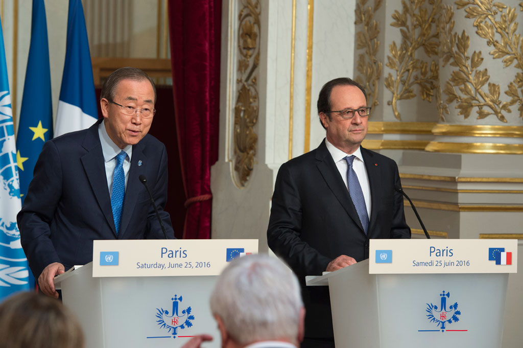 Secretary-General Ban Ki-moon (left) and François Hollande, President of France, brief the media following their meeting in Paris. UN Photo/Eskinder Debebe