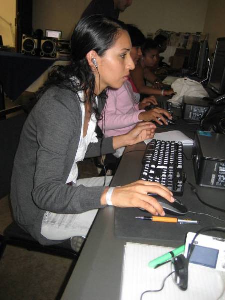 Training session: Learning the use of ICTs in the radio production
