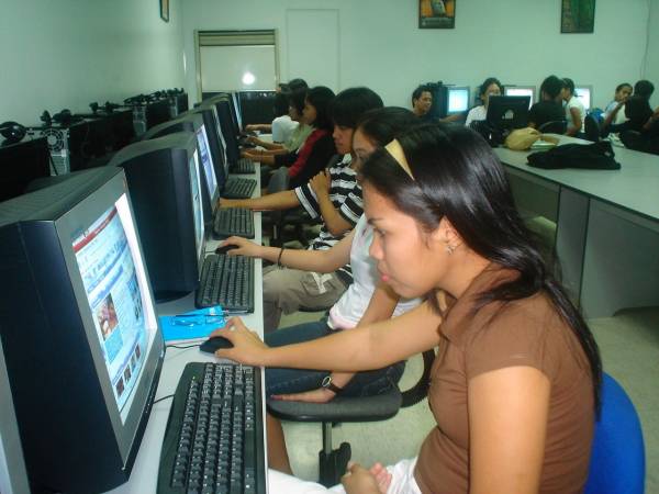 Out-of-school youths produce digital content on health in Barangay Payatas