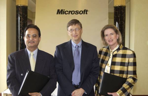 Abdul Waheed Khan, Bill Gates and Maggie Wilderotter (Microsoft)