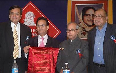 Abdul Waheed Khan being presented Dayawati Modi Award