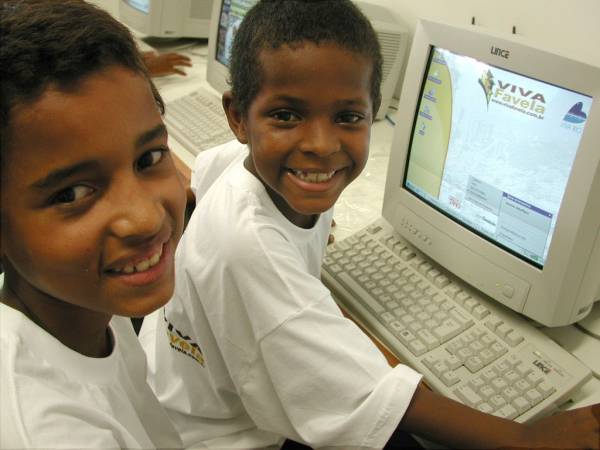 Brazil - children accessing the Viva Favela website