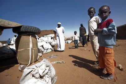 Суданские дети на границе контрольно-пропускного пункта