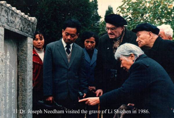 Dr. Joseph Needham visited the grave of Li Shizhen, 1986.