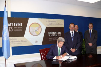 美国国务卿克里代表美国政府签署了《联合国武器贸易条约》。这个旨在控制全球常规武器贸易的国际条约将在50个国家签字后生效。纽约联合国总部，2013年9月23日。
