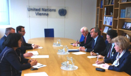 السفير رومان أويارزون مارشيسي (يمين الوسط)، رئيس اللجنة المنشأة عملا بالقرار 1540 في لقاء مع المدير التنفيذي للمكتب، السيد يوري فيدوتوف في فيينا يوم 20 أيار/مايو 2015.