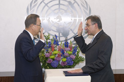 El Secretario General, Ban Ki-moon, (izquierda) toma el juramento a Jean-Paul Laborde, Director Ejecutivo de la Dirección Ejecutiva, para la posesión de su cargo. Nueva York, 22 de julio de 2013.