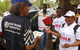 مساعدة المجتمعات المحلية الغينية على مكافحة فيروس الإيبولا. المصدر: منظمة الصحة العالمية/ ب. هوتون