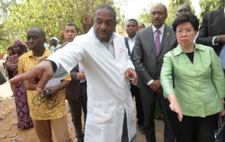 مارغريت تشان، المديرة العامة لمنظمة الصحة العالمية، في زيارة لمالي لمراقبة جهود مكافحة الايبولا.