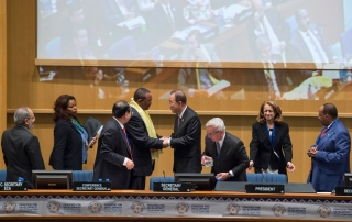 لأمين العام بان كي مون ورئيس الوزراء الاثيوبي هيليماريام ديسالين في افتتاح مؤتمر تمويل التنمية في أديس أبابا. من صور الأمم المتحدة / إسكندر ديبيبى