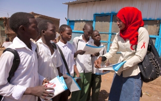مجموعة من أطفال المدارس يتلقون مواد التوعية بفيروس نقص المناعة البشرية / الإيدز، في الخرطوم، السودان. من صور: اليونيسف / SUDA2014-XX166 / نوراني
