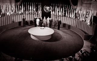 من الأرشيف: وفد يقوم بالتوقيع على ميثاق الأمم المتحدة في حفل أقيم في مبنى النصب التذكاري للمحاربين القدامى في 26 ىيونيو حزيران 1945. من صور الأمم المتحدة / يولد