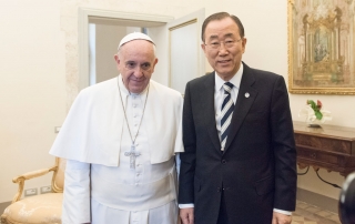 الأمين العام بان كي مون مع البابا فرنسيس في الفاتيكان في 28 إبريل نيسان 2015. من صور الأمم المتحدة / مارك جارتن