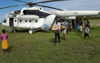 粮农组织的直升飞机将食品与物资送达南苏丹。粮农组织图片。