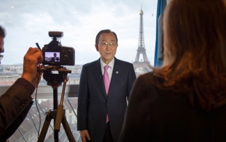 潘基文秘书长在巴黎气候变化会议召开前夕接受联合国电台和新闻中心的采访。联合国图片／Rick Bajornas