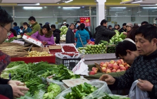 北京的顾客在购买新鲜产品。粮农组织图片/Justin Jin