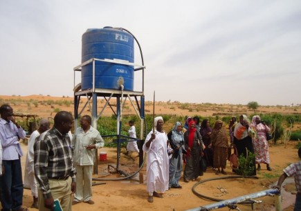 Une pompe à eau fonctionnant à l’énergie solaire est utilisée pour irriguer la ferme communautaire, assurant à la fois un approvisionnement en eau constant sur l’ensemble du terrain agricole et une source d’eau potable pour les habitants du village. Photo