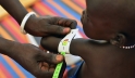 Un travailleur de santé mesure le bras d’un petit garçon pour évaluer son état nutritionnel à Juba, au Soudan du Sud. Photo UNICEF/Christine Nesbitt