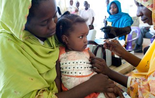 A child receives a vaccination against meningitis in E Fasher, North Darfur. Photo: UNAMID/Albert González Farran