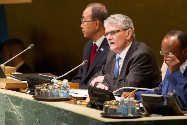رئيس الجمعية العامة للأمم المتحدة، مونز لوكوتفت (وسط)، يفتتح المناقشة السنوية العام