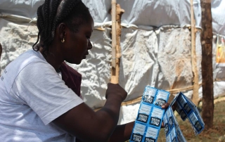 Un agent de santé au Soudan du Sud compte des tablettes de purification d’eau pour lutter contre le choléra. Photo OMS/Matilda Moyo