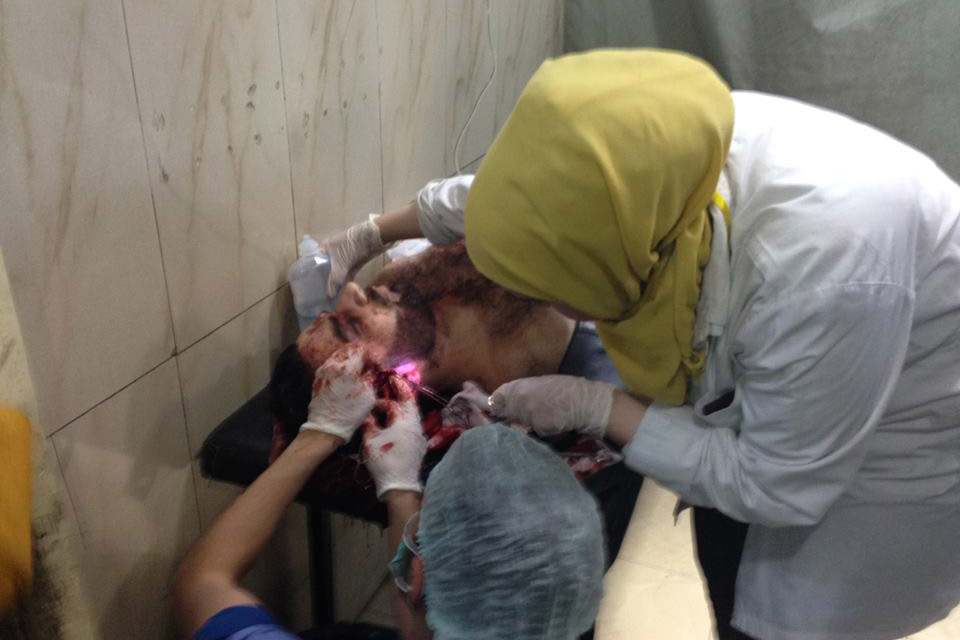 Des médecins traitent un homme grièvement blessé à la tête à l’hôpital chirurgical Al Razy, l’un des 4 derniers hôpitaux ouverts à Alep, en Syrie. Photo : OMS / T. Jasarevic