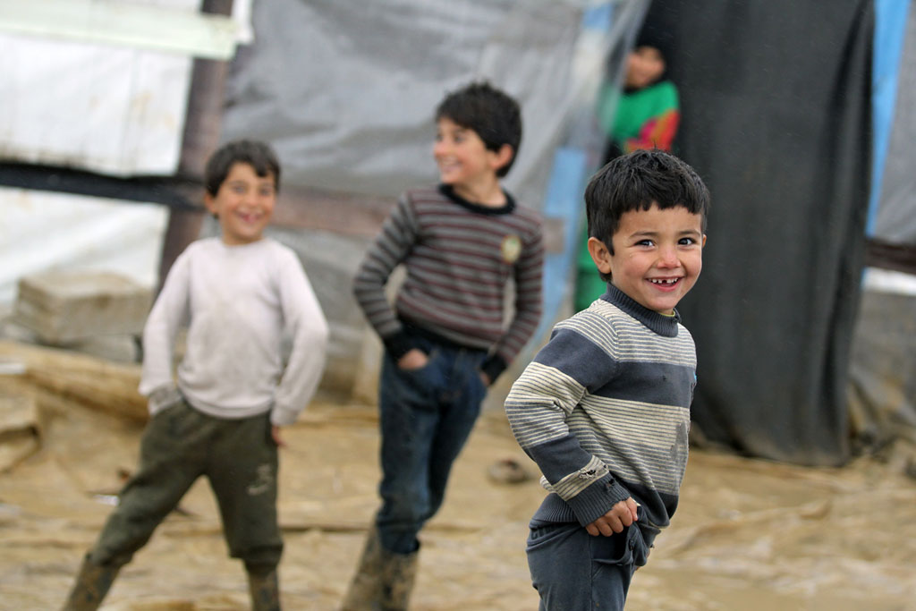 Des enfants réfugiés syriens jouent dans un camp de fortune dans la vallées de la Bekaa, au Liban. Photo UNICEF/Vanda Kljajo