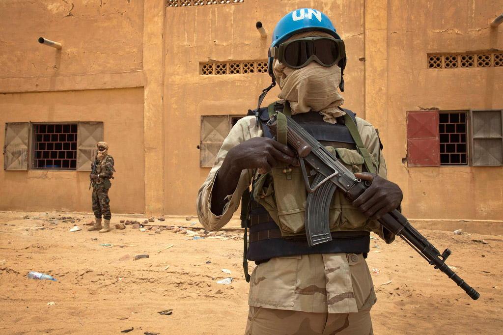 Un Casque bleu sénégalais patrouille avec un soldat malien à Kidal en juillet 2013. Photo MINUSMA/Marco Dormino (archives)