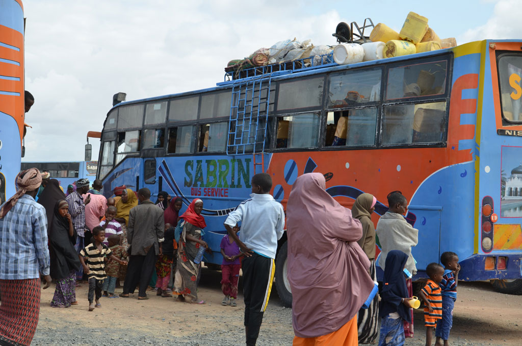 À la mi-juin, six autobus transportant plus de 387 personnes ont quitté le camp de Dadaab, au nord-est du Kenya, vers la Somalie. Le Haut-Commissariat des Nations Unies pour les réfugiés (HCR) aide les réfugiés avec des dons en espèces, des articles de secours, de la nourriture et des programmes de soutien communautaire au retour. Photo : HCR / A