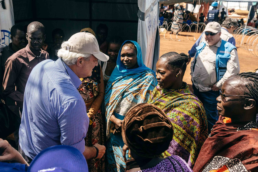Le chef de l’humanitaire de l’ONU, Stephen O’Brien, rencontre des femmes déplacées à Wau, au Soudan du Sud. Photo OIM/Mohammed