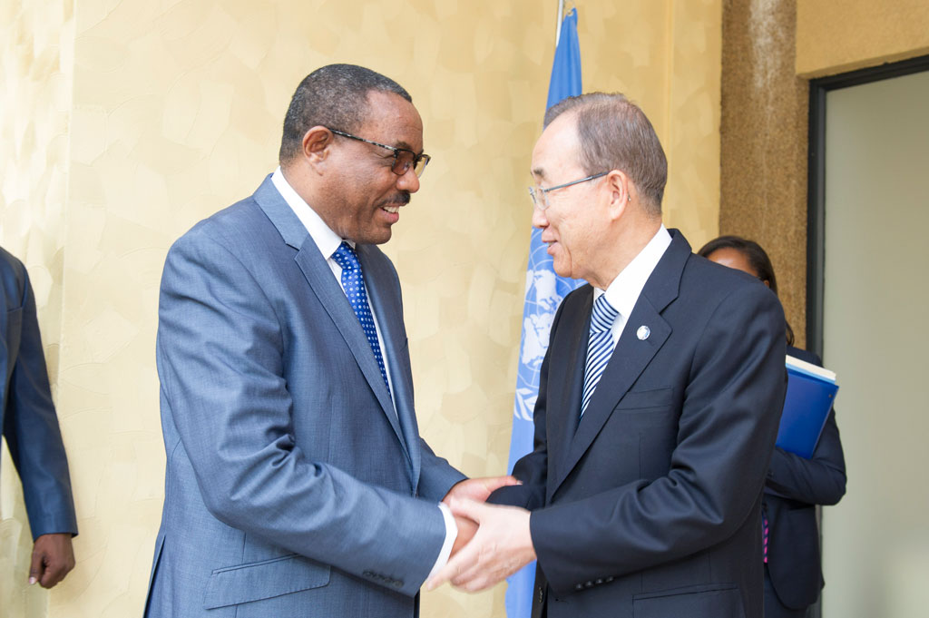 Le Secrétaire général de l’ONU, Ban Ki-moon (à droite), rencontre  le Premier ministre éthiopien, Hailemariam Dessalegn, qui est également Président de l’Autorité intergouvernementale pour le développement (IGAD), en marge du 27ème sommet de l’Union africaine, à Kigali, au Rwanda, le 16 juillet 2016. Photo : ONU / Rick Bajornas
