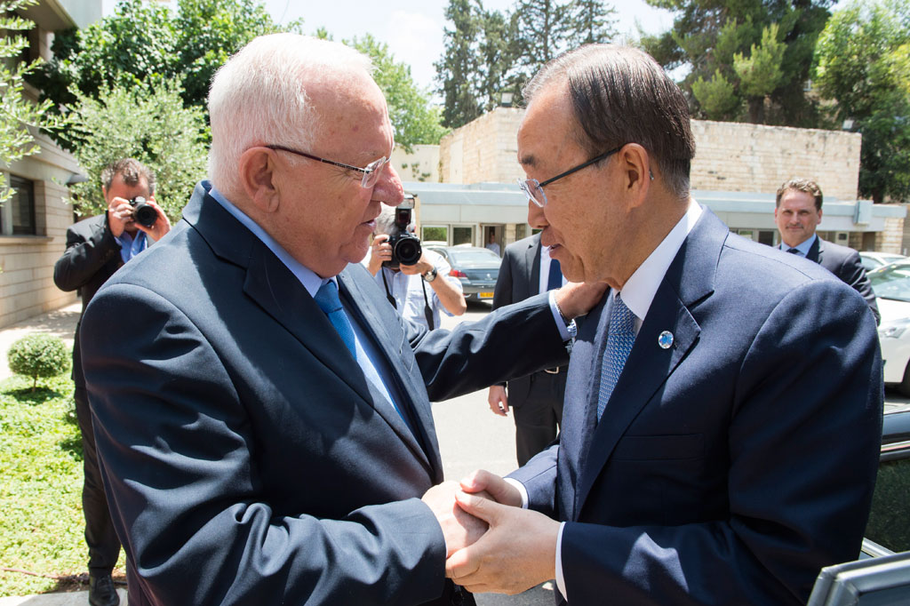Le Secrétaire général Ban Ki-moon (à droite) rencontre le Président d’Israël, Reuven Rivlin, à Jérusalem. Photo ONU/Eskinder Debebe