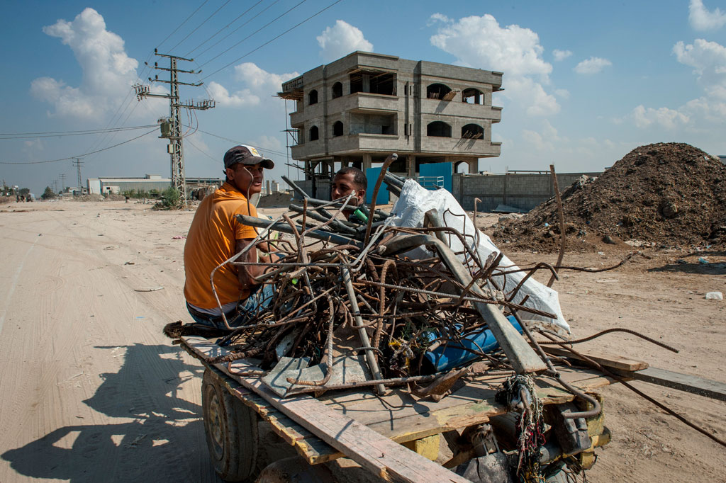 Une zone industrielle dans le nord de Gaza, où la ferraille est recyclée et les débris de la guerre de Gaza sont transformés en ciment de mauvaise qualité et matériel de construction. Photo : Banque mondiale / Arne Hoel