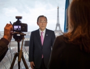 El Secretario General, Ban Ki -moon, en entrevista con el Centro de noticias de la ONU antes de la conferencia sobre cambio climático, COP21, en París, Francia. Foto ONU/Rick Bajornas