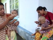 Dos mujeres dando de comer a sus hijos. Captura de vídeo. UNICEF